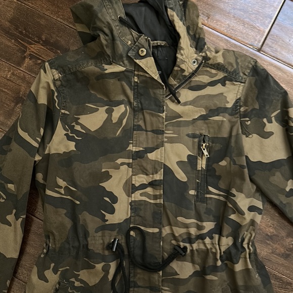 Women’s Camouflage Utility Jacket - Picture 2 of 3